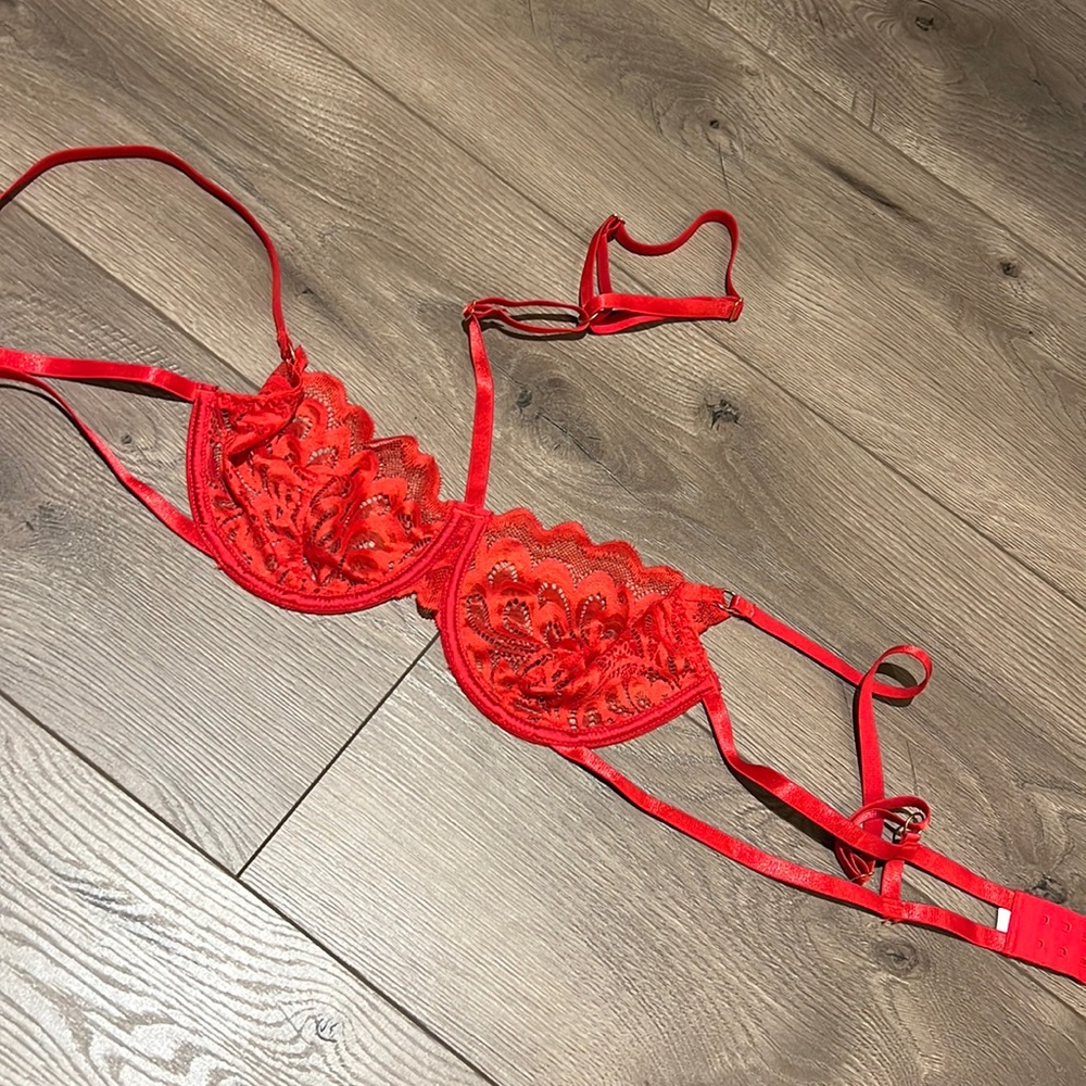 Stunning red lace bra - M